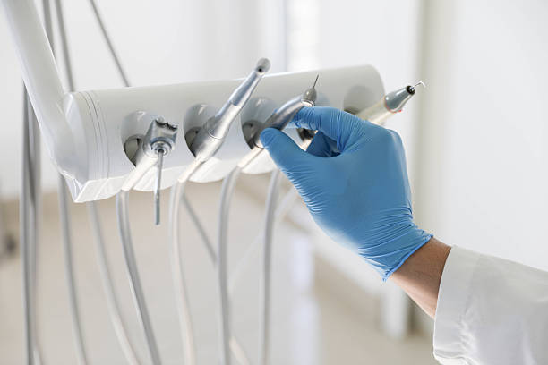 Professional Emergency Dentist technician working in Buenaventura Lakes, FL